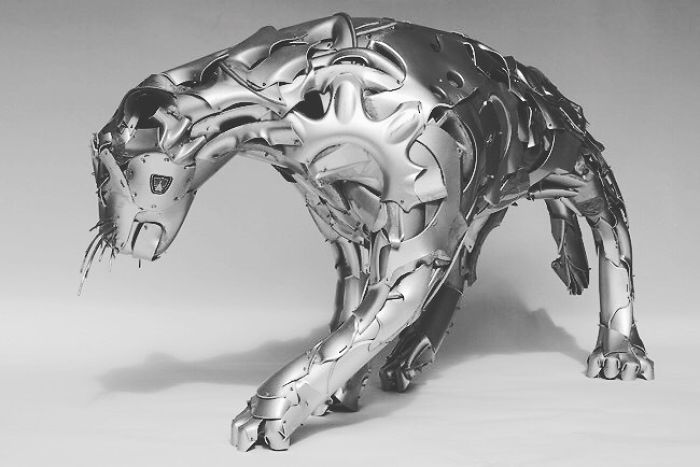 This Artist Recycles Car Hubcaps To Create Amazing Animal Sculptures (New Pics)