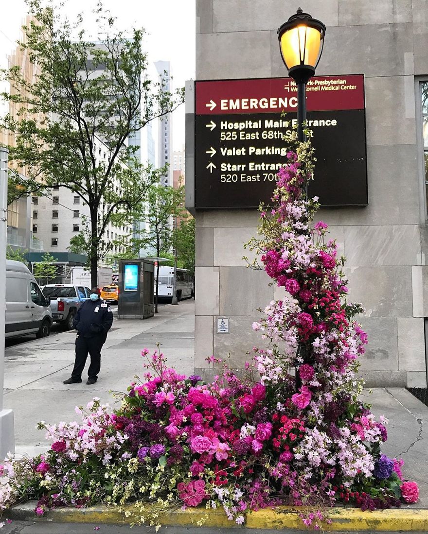 Unexpected Places In NYC Are Blooming With Flowers To Honor Healthcare Workers Thanks To Lewis Miller (11 Pics)