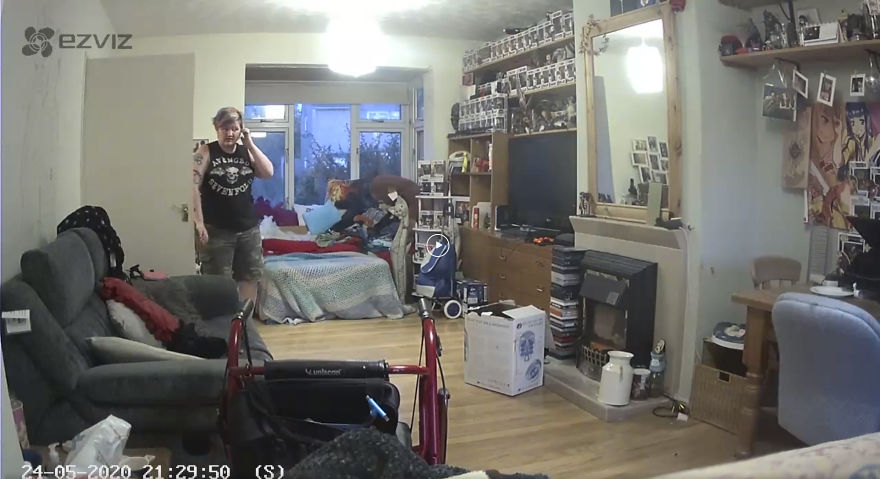 Woman Thinks That Her Dead Cat Visited Her Room Exactly One Year After She Died, Shows Footage Woman Thinks That Her Dead Cat Visited Her Room Exactly One Year After She Died, Shows Footage