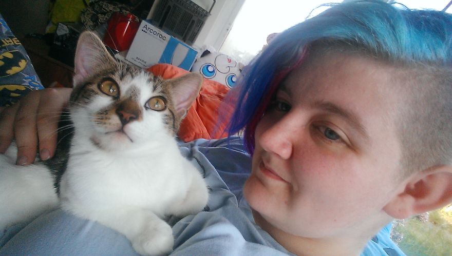 Woman Thinks That Her Dead Cat Visited Her Room Exactly One Year After She Died, Shows Footage Woman Thinks That Her Dead Cat Visited Her Room Exactly One Year After She Died, Shows Footage