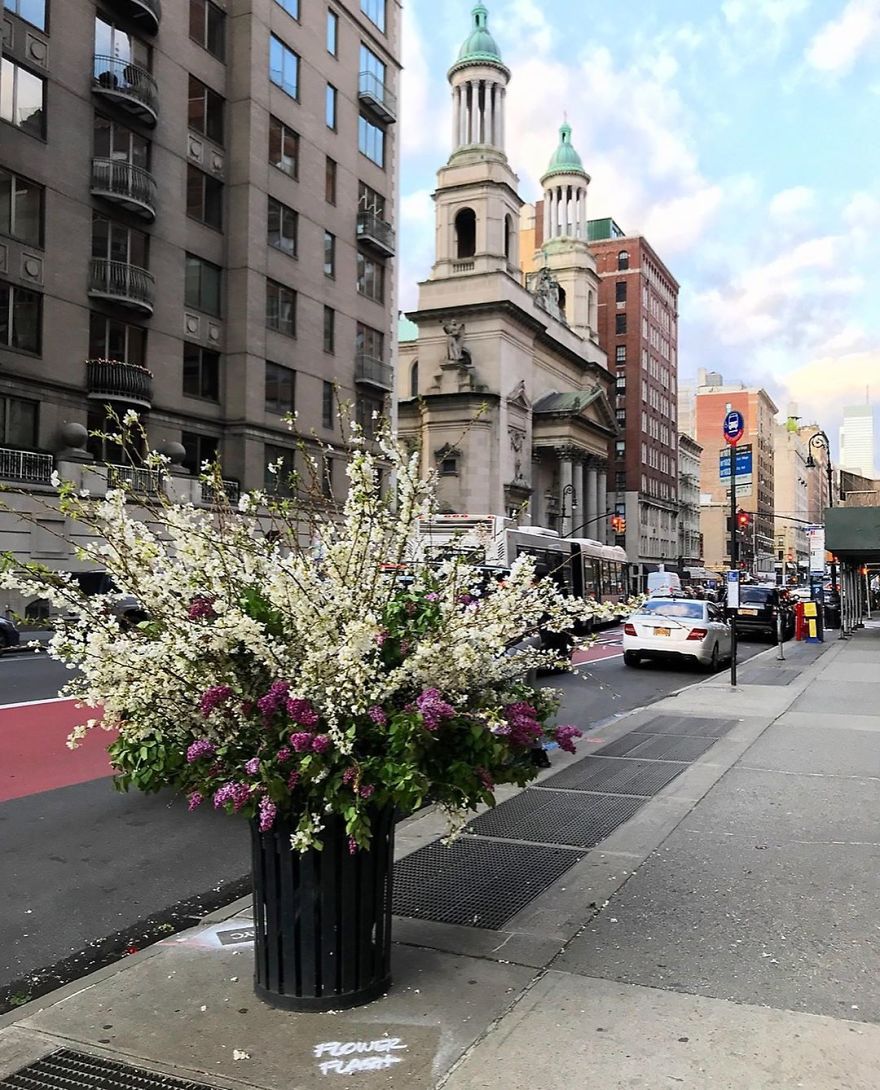 Unexpected Places In NYC Are Blooming With Flowers To Honor Healthcare Workers Thanks To Lewis Miller (11 Pics) Unexpected Places In NYC Are Blooming With Flowers To Honor Healthcare Workers Thanks To Lewis Miller (11 Pics)