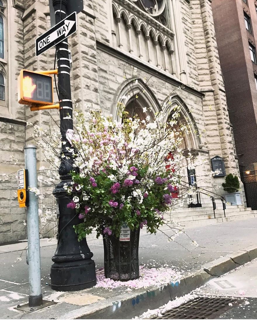 Unexpected Places In NYC Are Blooming With Flowers To Honor Healthcare Workers Thanks To Lewis Miller (11 Pics)