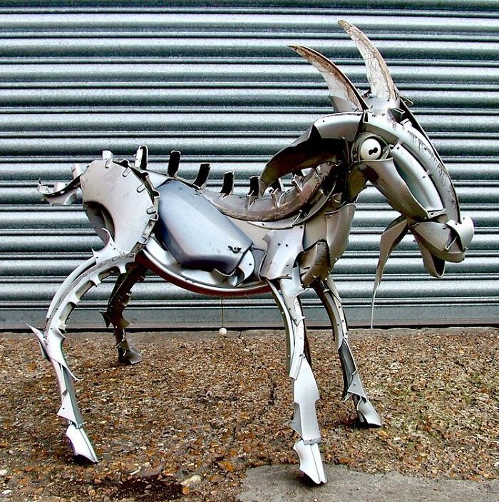 This Artist Recycles Car Hubcaps To Create Amazing Animal Sculptures (New Pics)