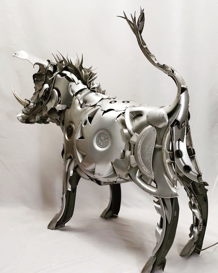 This Artist Recycles Car Hubcaps To Create Amazing Animal Sculptures (New Pics)