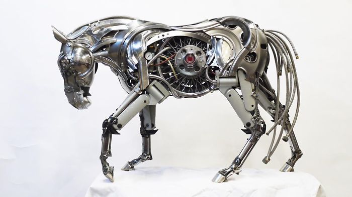This Artist Recycles Car Hubcaps To Create Amazing Animal Sculptures (New Pics)