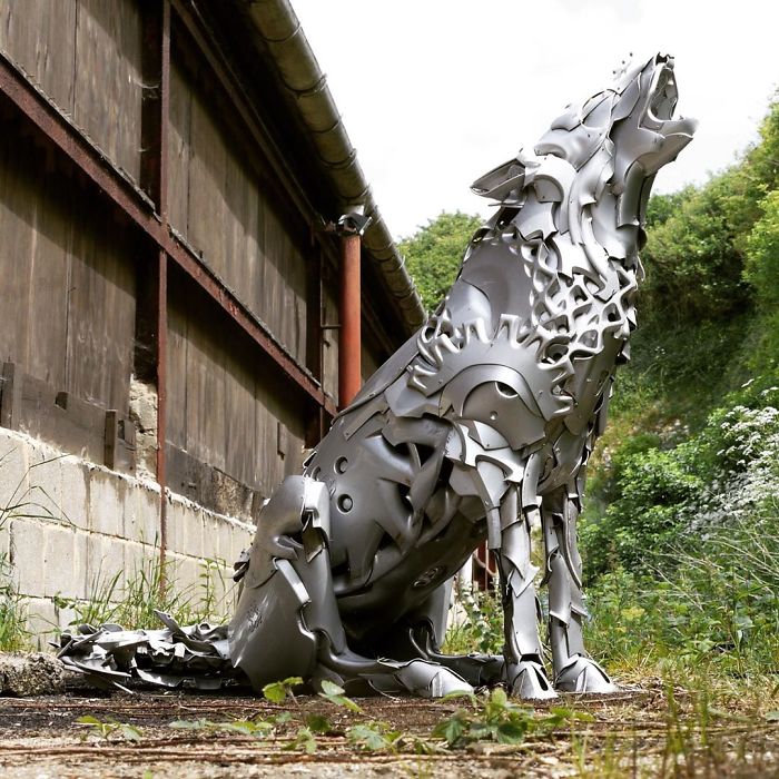 This Artist Recycles Car Hubcaps To Create Amazing Animal Sculptures (New Pics)