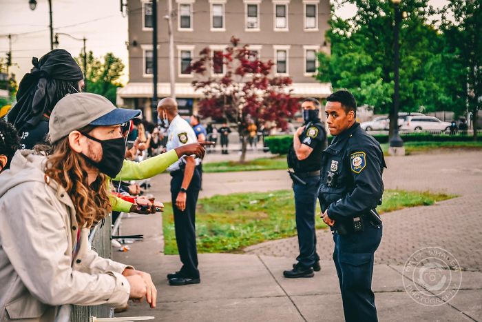 Black Police Officer Asks People To Stop Hating On Him In A Heartbreaking Post Black Police Officer Asks People To Stop Hating On Him In A Heartbreaking Post