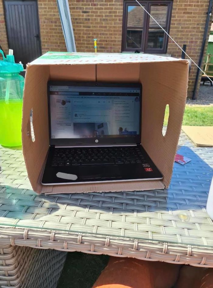 Man Comes Up With A Cheap Idea To Protect Laptops From The Sun And It Actually Works Man Comes Up With A Cheap Idea To Protect Laptops From The Sun And It Actually Works