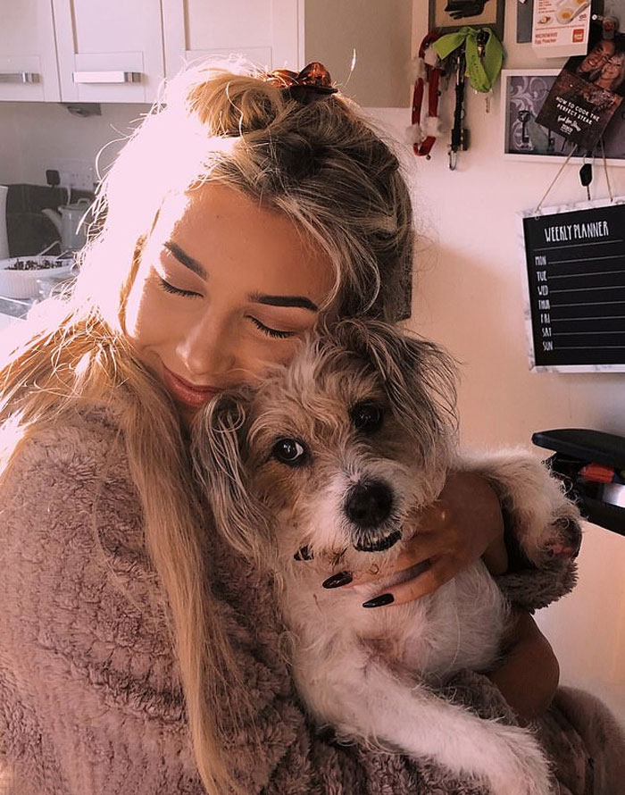 Woman Sees 'Her Dog' In The Sky A Few Hours After Her Death, Others Share Similar Pics And Stories Woman Sees 'Her Dog' In The Sky A Few Hours After Her Death, Others Share Similar Pics And Stories