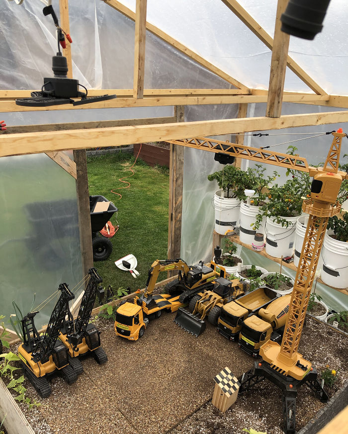 Canadian Guy Is Growing Superhot Peppers Using Radio Controlled Equipment And The Whole Process Is A Rare Sight Canadian Guy Is Growing Superhot Peppers Using Radio Controlled Equipment And The Whole Process Is A Rare Sight