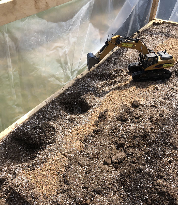 Canadian Guy Is Growing Superhot Peppers Using Radio Controlled Equipment And The Whole Process Is A Rare Sight