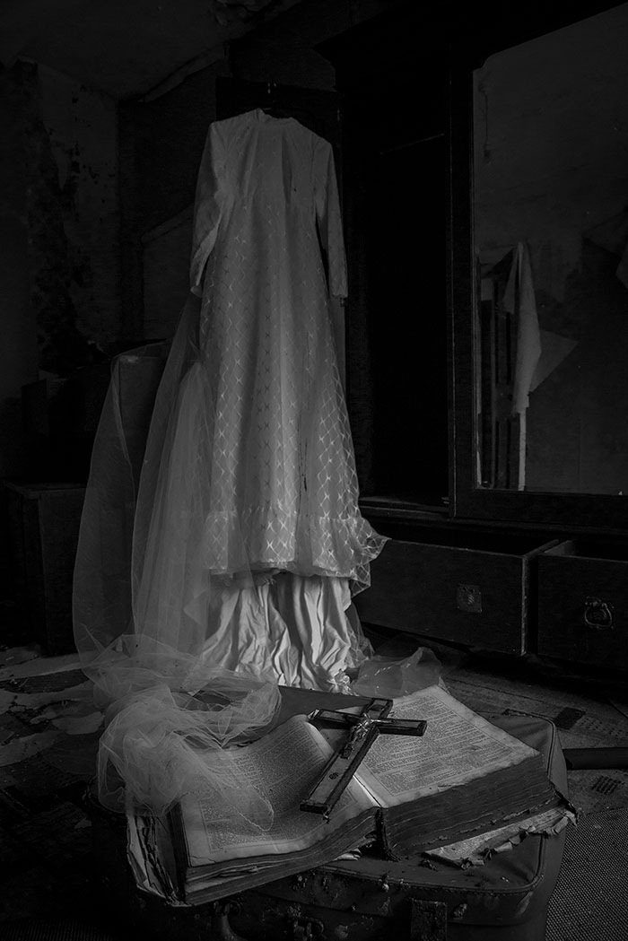 Photographer Explores A Perfectly Preserved 19th Century Cottage, That Even Has A Newspaper Reporting The Titanic Sinking