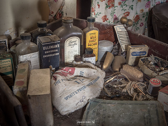 Photographer Explores A Perfectly Preserved 19th Century Cottage, That Even Has A Newspaper Reporting The Titanic Sinking Photographer Explores A Perfectly Preserved 19th Century Cottage, That Even Has A Newspaper Reporting The Titanic Sinking