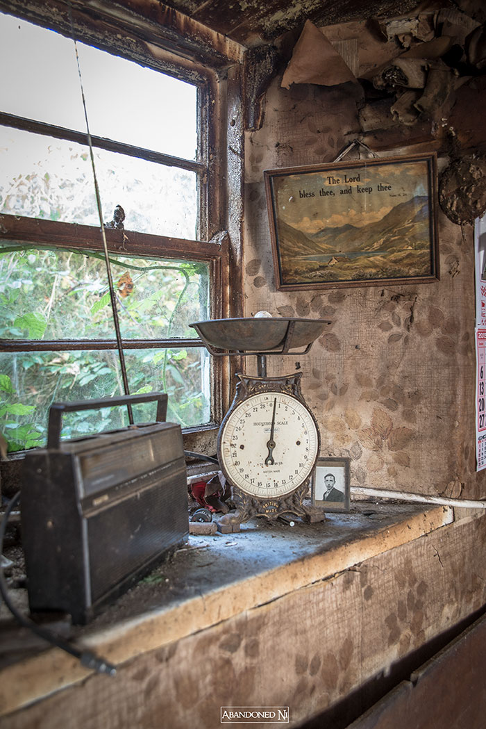 Photographer Explores A Perfectly Preserved 19th Century Cottage, That Even Has A Newspaper Reporting The Titanic Sinking
