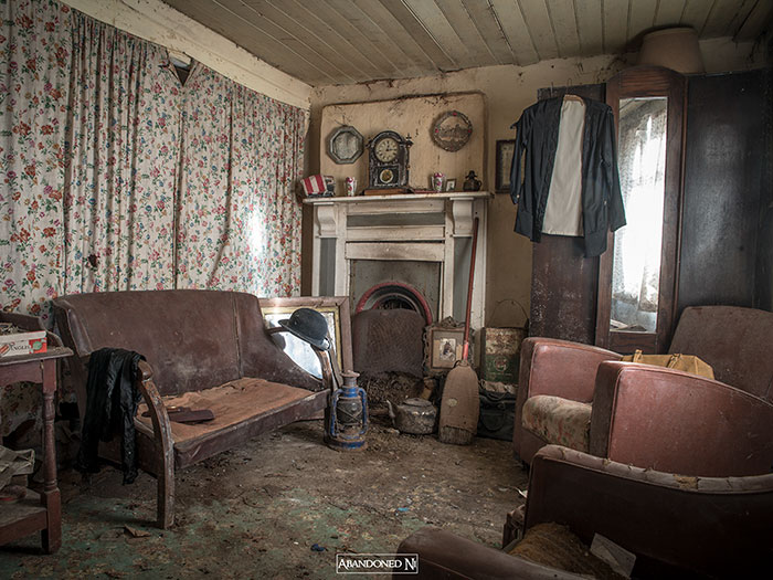 Photographer Explores A Perfectly Preserved 19th Century Cottage, That Even Has A Newspaper Reporting The Titanic Sinking Photographer Explores A Perfectly Preserved 19th Century Cottage, That Even Has A Newspaper Reporting The Titanic Sinking