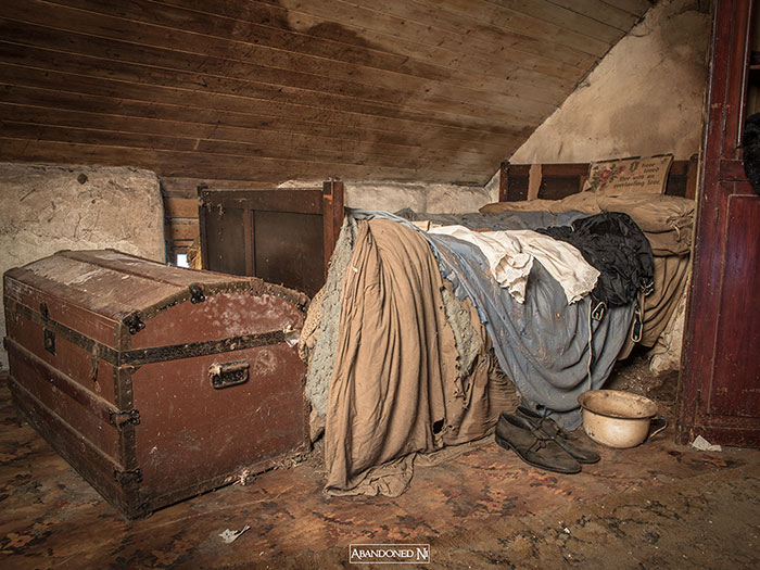 Photographer Explores A Perfectly Preserved 19th Century Cottage, That Even Has A Newspaper Reporting The Titanic Sinking Photographer Explores A Perfectly Preserved 19th Century Cottage, That Even Has A Newspaper Reporting The Titanic Sinking