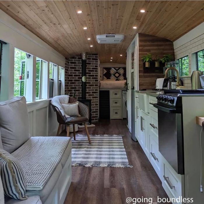 Couple Spends A Year And A Half Converting An Old '90s School Bus Into A Cozy Home, And It's Worth All The Work