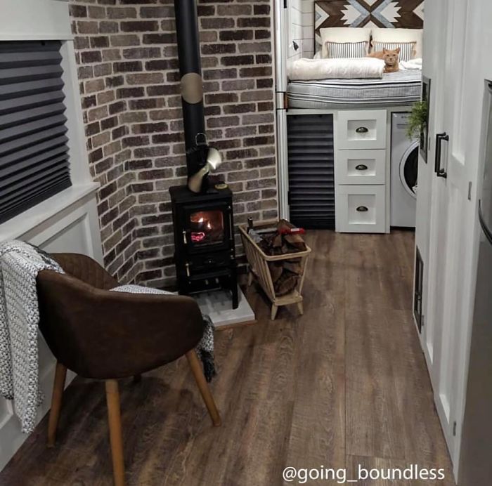 Couple Spends A Year And A Half Converting An Old '90s School Bus Into A Cozy Home, And It's Worth All The Work