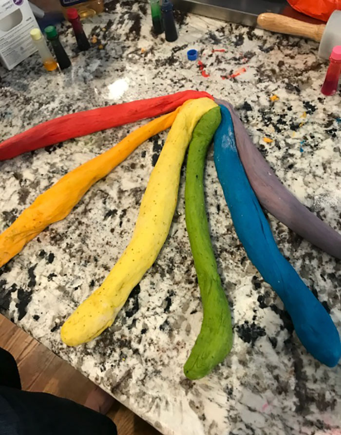 People Applaud This Mom Who Baked A Rainbow Challah To Celebrate Pride Month People Applaud This Mom Who Baked A Rainbow Challah To Celebrate Pride Month