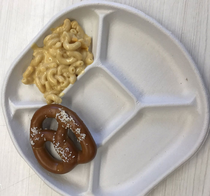 18 People Compare Some School Lunches, Show That US Education Is Underfunded While Their Police Is Overfunded 18 People Compare Some School Lunches, Show That US Education Is Underfunded While Their Police Is Overfunded