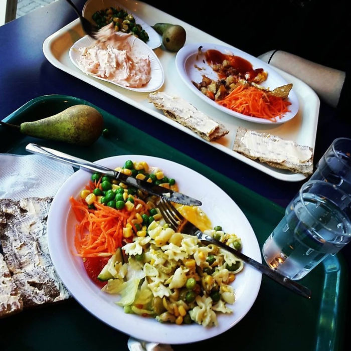 18 People Compare Some School Lunches, Show That US Education Is Underfunded While Their Police Is Overfunded