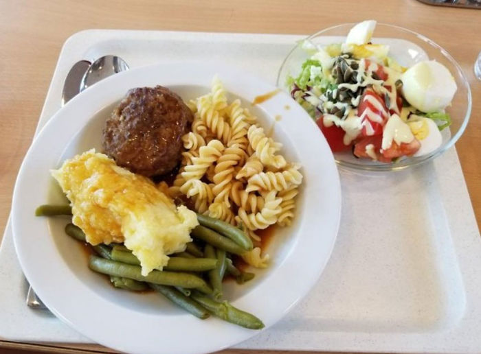 18 People Compare Some School Lunches, Show That US Education Is Underfunded While Their Police Is Overfunded 18 People Compare Some School Lunches, Show That US Education Is Underfunded While Their Police Is Overfunded