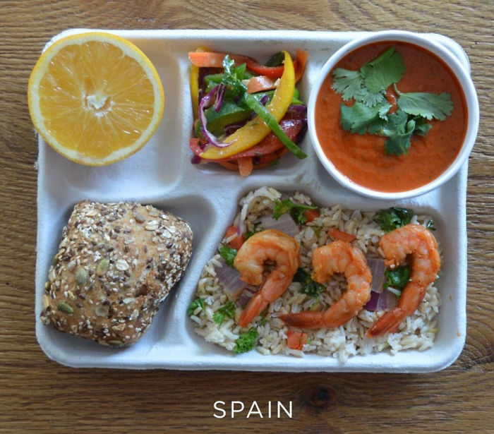 18 People Compare Some School Lunches, Show That US Education Is Underfunded While Their Police Is Overfunded