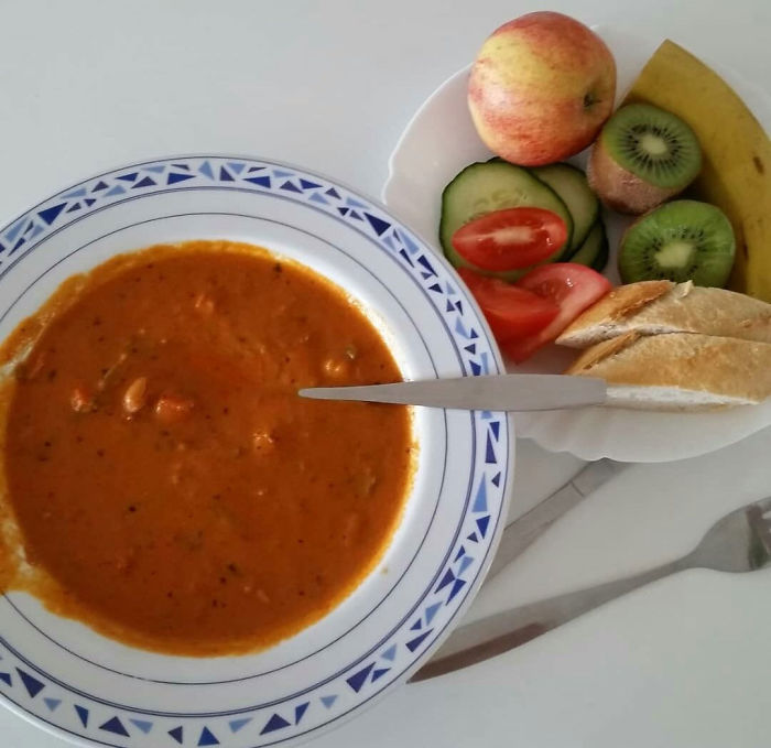 18 People Compare Some School Lunches, Show That US Education Is Underfunded While Their Police Is Overfunded