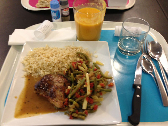 18 People Compare Some School Lunches, Show That US Education Is Underfunded While Their Police Is Overfunded 18 People Compare Some School Lunches, Show That US Education Is Underfunded While Their Police Is Overfunded
