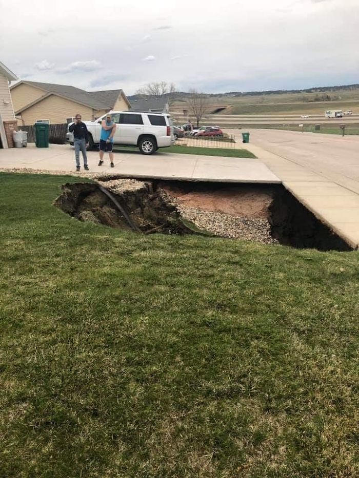 Giant Sinkhole Opens Up In South Dakota, People Go Inside It To Investigate And The Pics Go Viral Giant Sinkhole Opens Up In South Dakota, People Go Inside It To Investigate And The Pics Go Viral