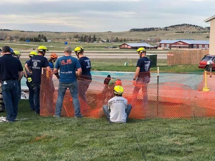 Giant Sinkhole Opens Up In South Dakota, People Go Inside It To Investigate And The Pics Go Viral Giant Sinkhole Opens Up In South Dakota, People Go Inside It To Investigate And The Pics Go Viral