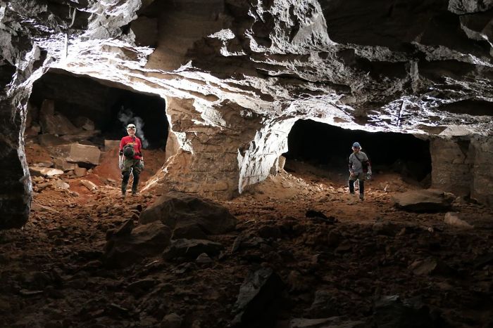 Giant Sinkhole Opens Up In South Dakota, People Go Inside It To Investigate And The Pics Go Viral Giant Sinkhole Opens Up In South Dakota, People Go Inside It To Investigate And The Pics Go Viral
