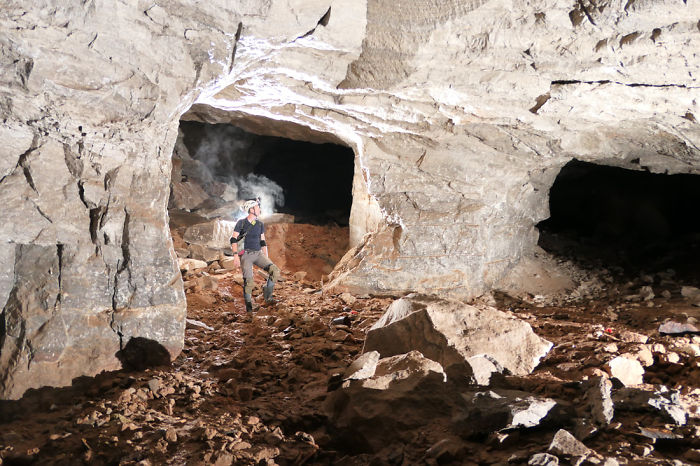 Giant Sinkhole Opens Up In South Dakota, People Go Inside It To Investigate And The Pics Go Viral Giant Sinkhole Opens Up In South Dakota, People Go Inside It To Investigate And The Pics Go Viral