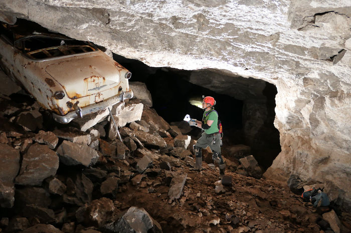 Giant Sinkhole Opens Up In South Dakota, People Go Inside It To Investigate And The Pics Go Viral Giant Sinkhole Opens Up In South Dakota, People Go Inside It To Investigate And The Pics Go Viral