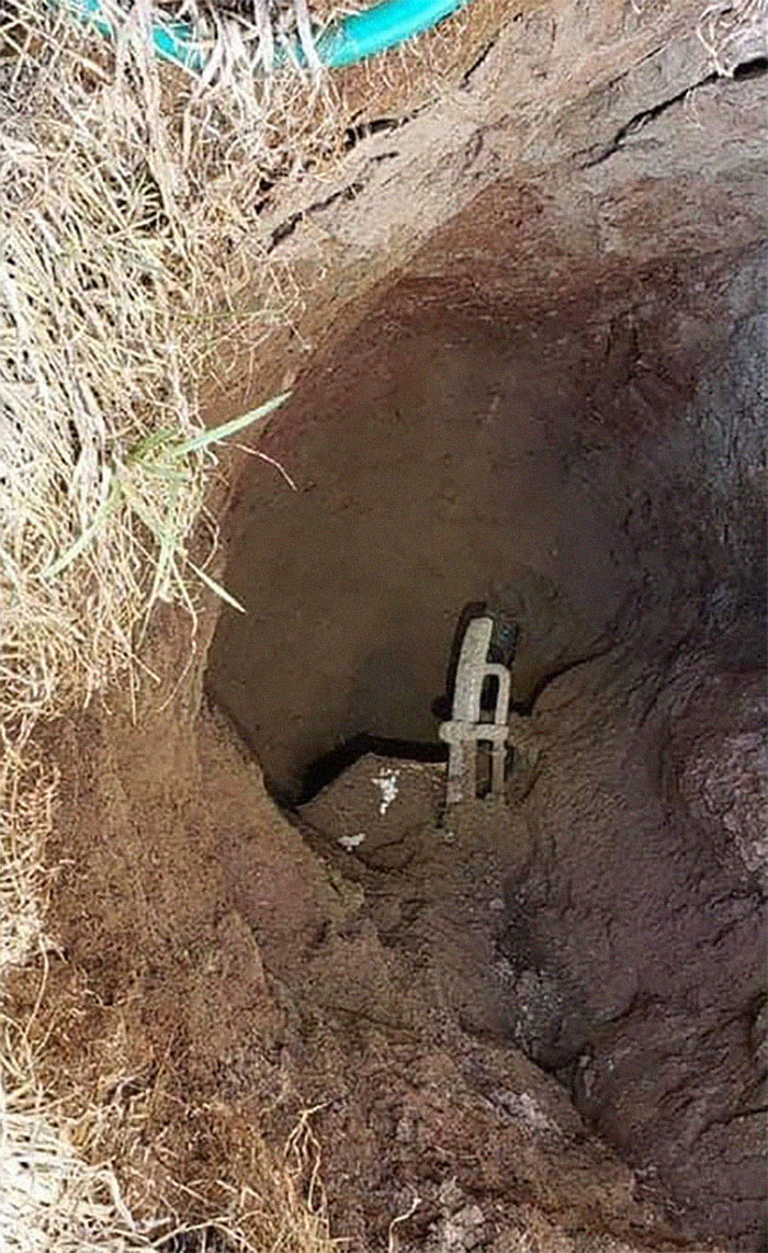 Giant Sinkhole Opens Up In South Dakota, People Go Inside It To Investigate And The Pics Go Viral Giant Sinkhole Opens Up In South Dakota, People Go Inside It To Investigate And The Pics Go Viral