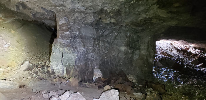 Giant Sinkhole Opens Up In South Dakota, People Go Inside It To Investigate And The Pics Go Viral Giant Sinkhole Opens Up In South Dakota, People Go Inside It To Investigate And The Pics Go Viral