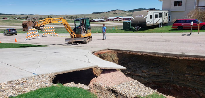 Giant Sinkhole Opens Up In South Dakota, People Go Inside It To Investigate And The Pics Go Viral Giant Sinkhole Opens Up In South Dakota, People Go Inside It To Investigate And The Pics Go Viral