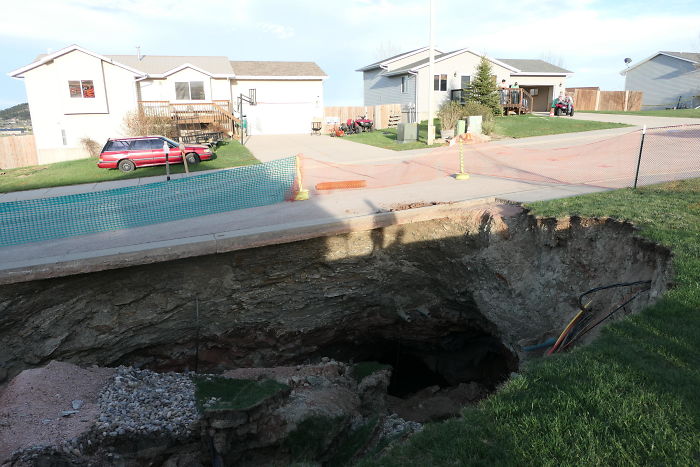 Giant Sinkhole Opens Up In South Dakota, People Go Inside It To Investigate And The Pics Go Viral Giant Sinkhole Opens Up In South Dakota, People Go Inside It To Investigate And The Pics Go Viral