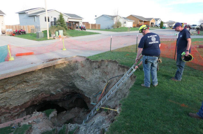 Giant Sinkhole Opens Up In South Dakota, People Go Inside It To Investigate And The Pics Go Viral Giant Sinkhole Opens Up In South Dakota, People Go Inside It To Investigate And The Pics Go Viral