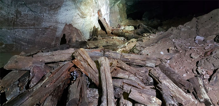 Giant Sinkhole Opens Up In South Dakota, People Go Inside It To Investigate And The Pics Go Viral Giant Sinkhole Opens Up In South Dakota, People Go Inside It To Investigate And The Pics Go Viral