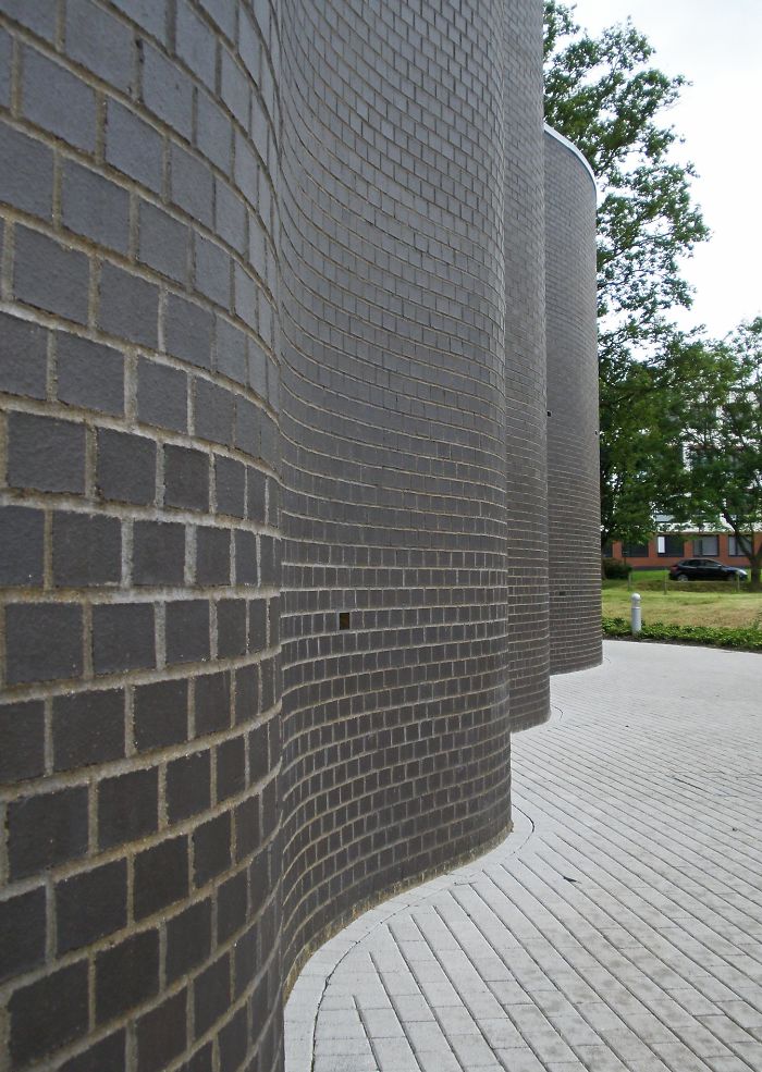 15 Pics Of Wavy Crinkle Crankle Garden Walls That Take Fewer Bricks To Build Than Straight Ones 15 Pics Of Wavy Crinkle Crankle Garden Walls That Take Fewer Bricks To Build Than Straight Ones