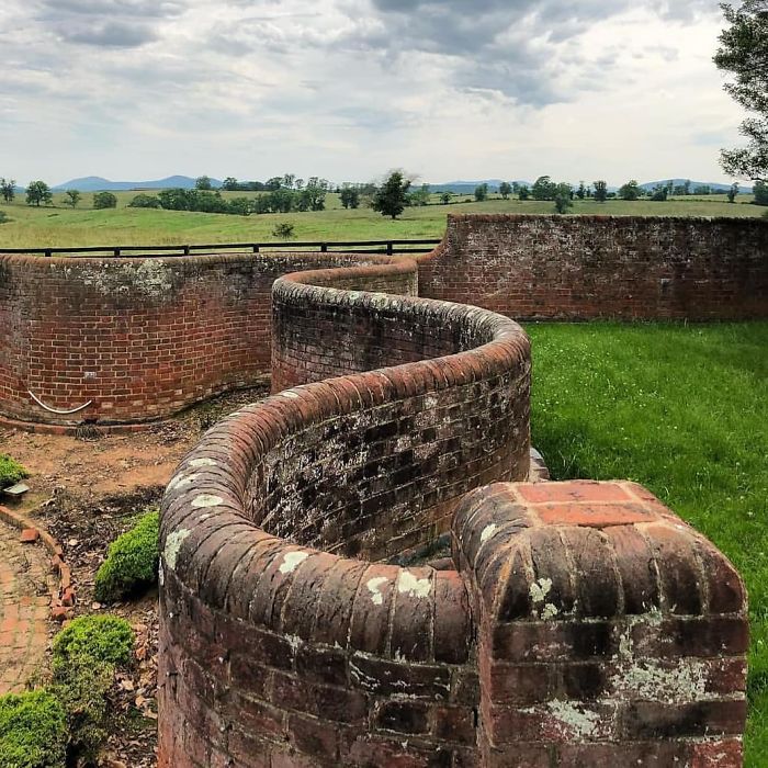 15 Pics Of Wavy Crinkle Crankle Garden Walls That Take Fewer Bricks To Build Than Straight Ones 15 Pics Of Wavy Crinkle Crankle Garden Walls That Take Fewer Bricks To Build Than Straight Ones