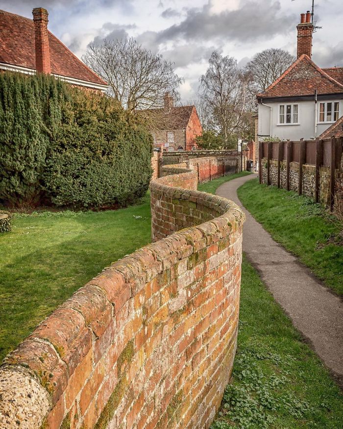 15 Pics Of Wavy Crinkle Crankle Garden Walls That Take Fewer Bricks To Build Than Straight Ones 15 Pics Of Wavy Crinkle Crankle Garden Walls That Take Fewer Bricks To Build Than Straight Ones