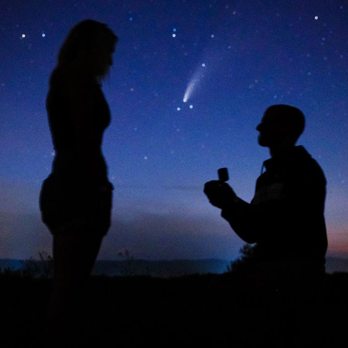 Guy Surprises Girlfriend By Proposing Under A Rare Comet That Is Only Visible Every 6,800 Years Guy Surprises Girlfriend By Proposing Under A Rare Comet That Is Only Visible Every 6,800 Years