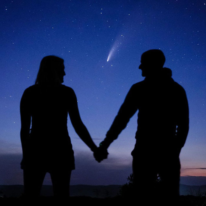 Guy Surprises Girlfriend By Proposing Under A Rare Comet That Is Only Visible Every 6,800 Years