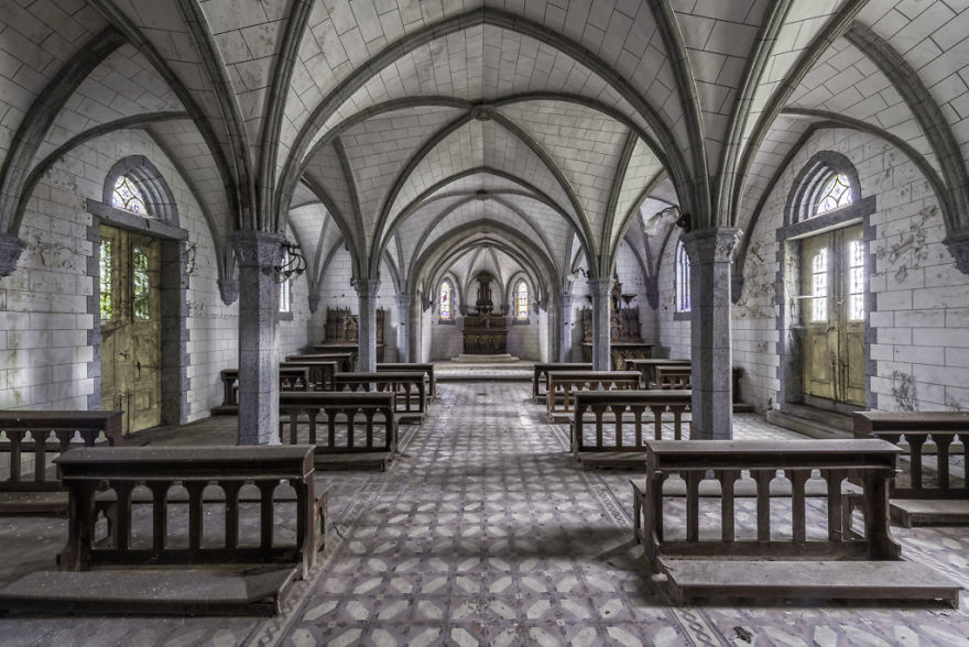 I Photographed 33 Shades Of Grey In 20th-Century Chapel In Portugal I Photographed 33 Shades Of Grey In 20th-Century Chapel In Portugal