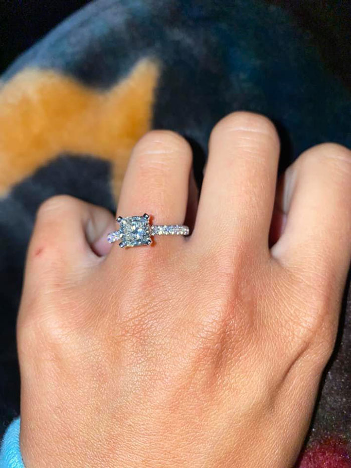 Guy Surprises Girlfriend By Proposing Under A Rare Comet That Is Only Visible Every 6,800 Years