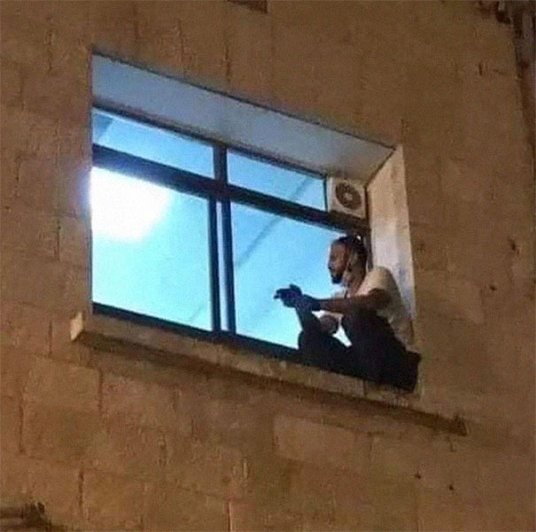Man Climbs Up Hospital Wall And Watches Over His Mom From Outside The Hospital Day And Night Until She Dies Due To Coronavirus Man Climbs Up Hospital Wall And Watches Over His Mom From Outside The Hospital Day And Night Until She Dies Due To Coronavirus
