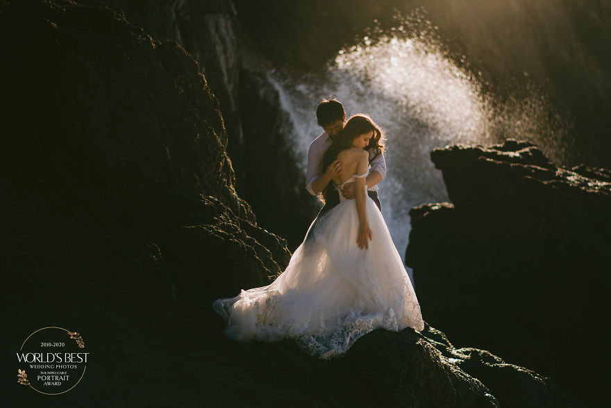 This Adventurous Couple In This Well-Timed Shot!