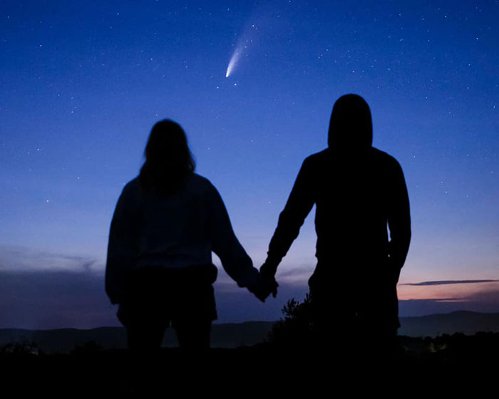 Guy Surprises Girlfriend By Proposing Under A Rare Comet That Is Only Visible Every 6,800 Years Guy Surprises Girlfriend By Proposing Under A Rare Comet That Is Only Visible Every 6,800 Years